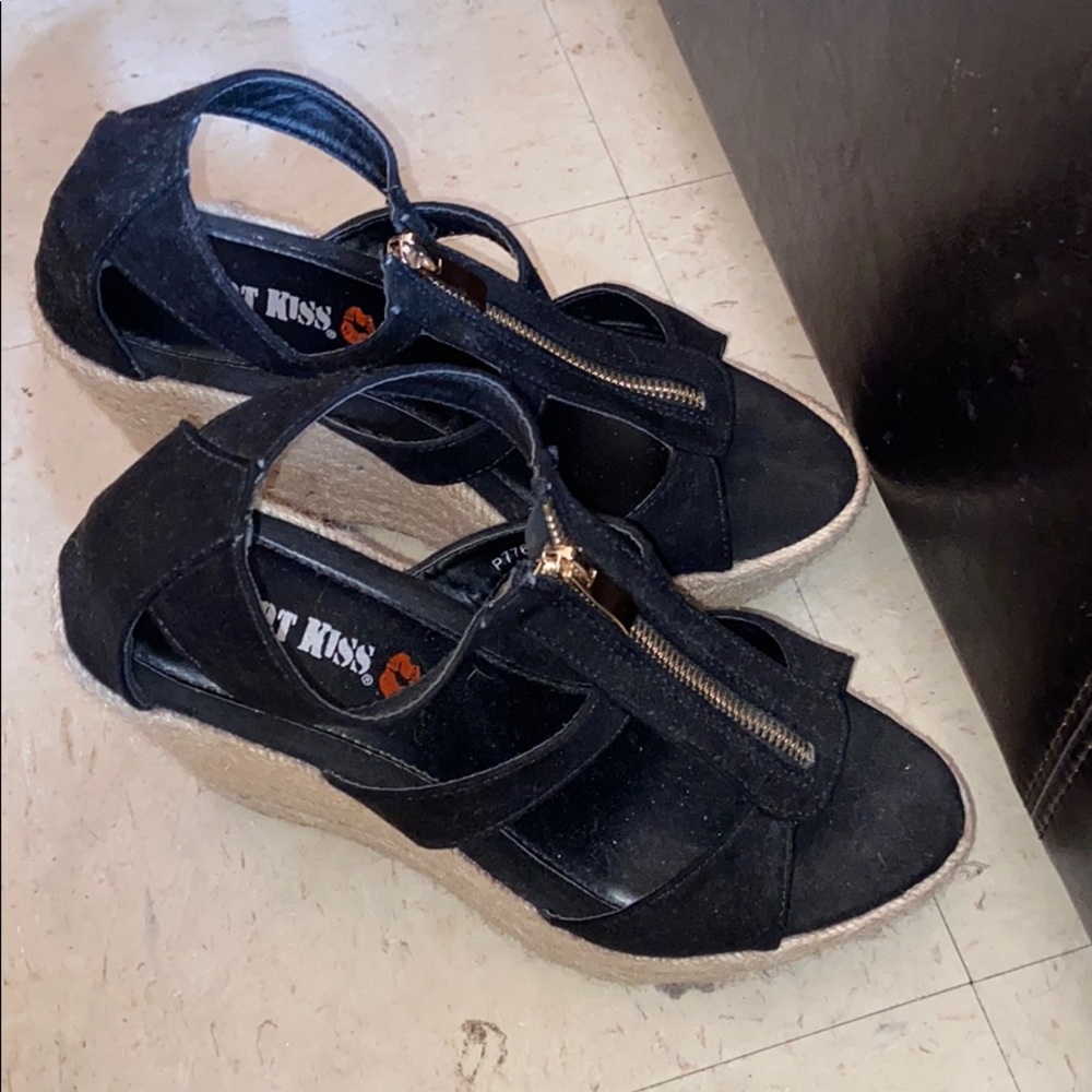 Front zipper two tone wedge